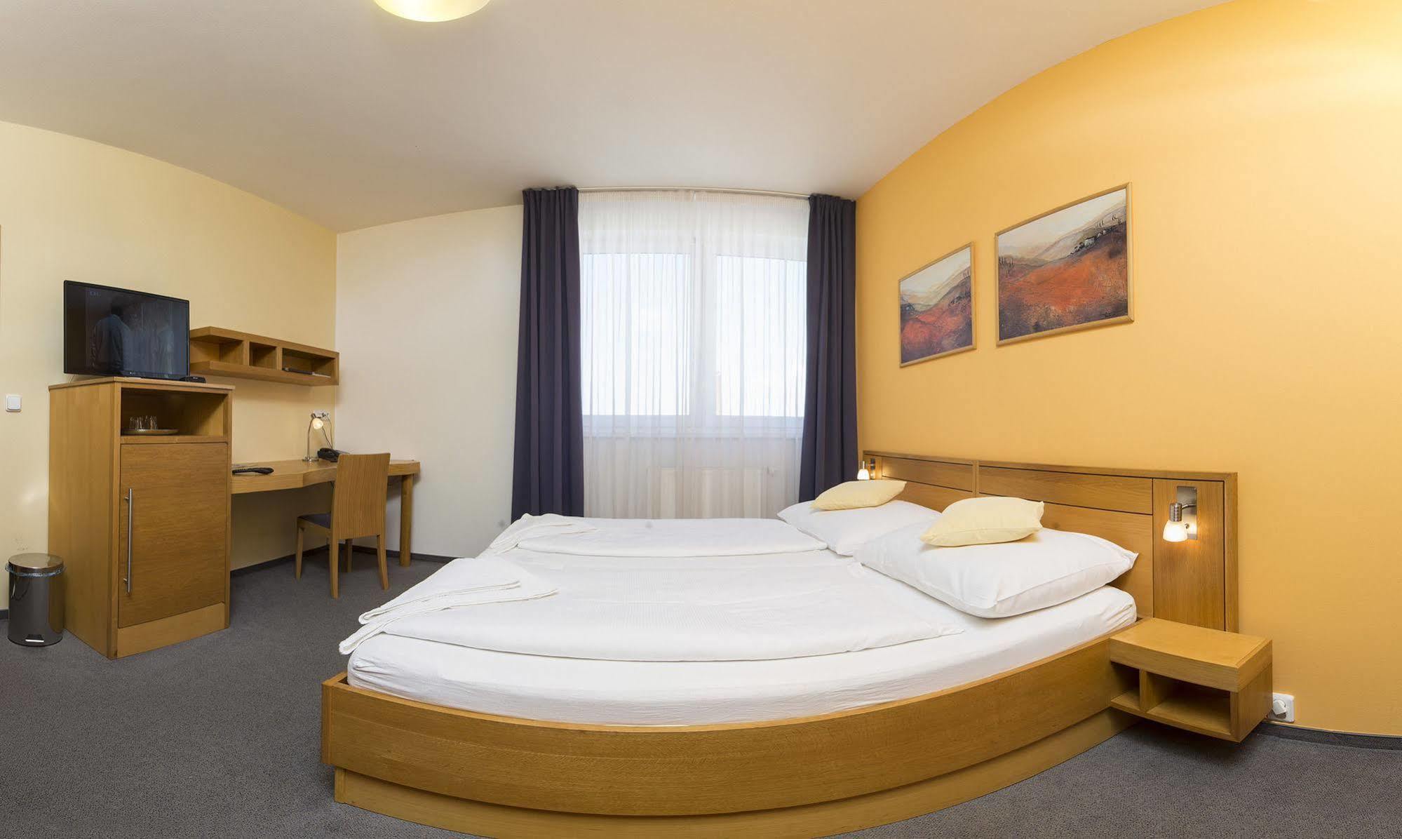 Hotel Trend Пльзень Экстерьер фото